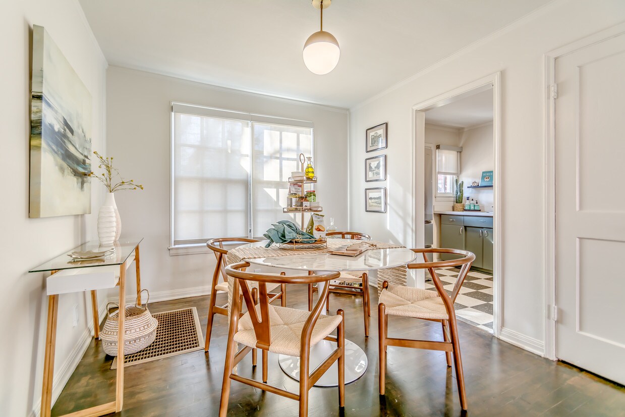 Hampton Plaza at Kessler Park Rentals in Dallas at 1902 Tarrant Pl