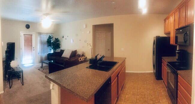 Kitchen with granite counter tops - 2682 S Cathay Way