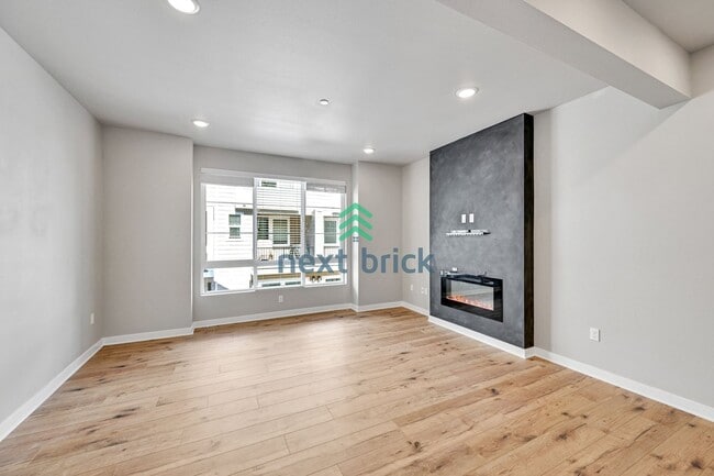 Foto del edificio - 2 BED & 2.5 BATH TOWNHOUSE FOR RENT