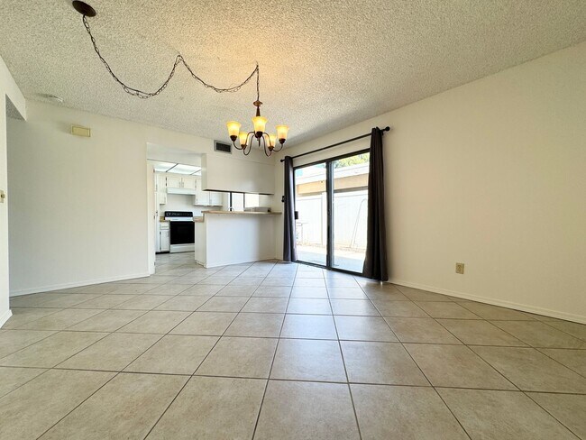 Foto del edificio - AVAILABLE NOW!! Charming 3 bedroom 2-bathr...