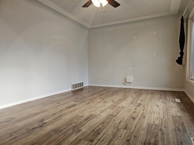 Photo du bâtiment - 12905-12972 72 St NW