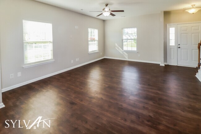 Foto del edificio - Spacious 4BR 2.5BA Traditional Home