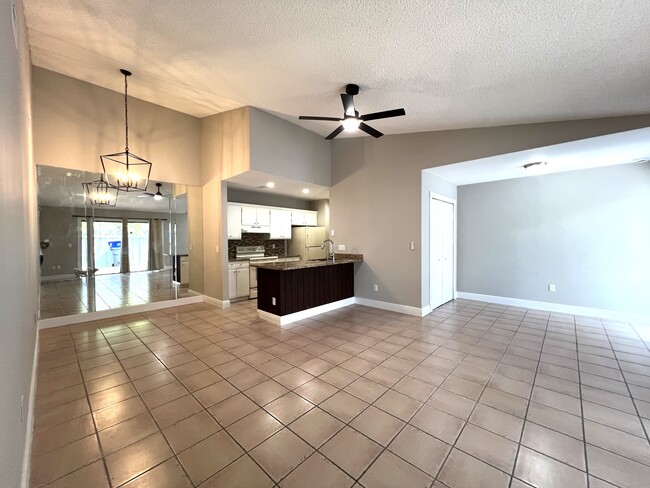 Building Photo - 1077 Goldenrod Rd