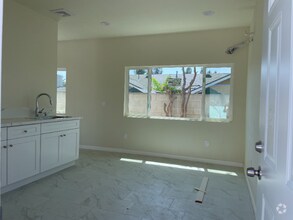 Building Photo - 918 N Maple St