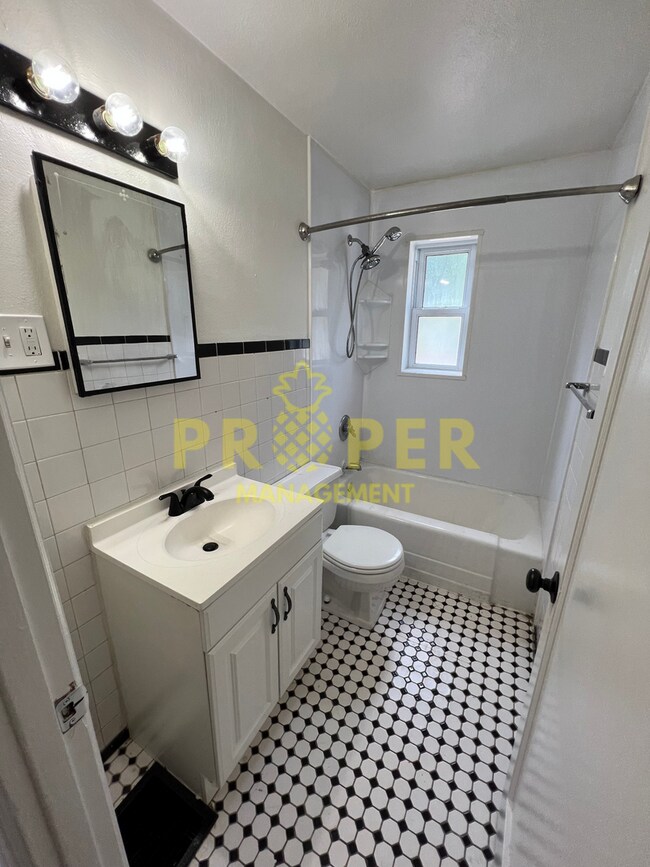 Foto del edificio - 3 bedrooms 1 bathroom house