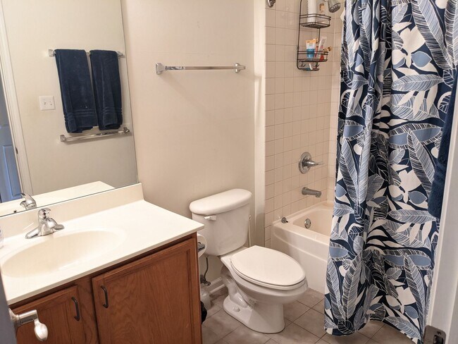 Building Photo - Gorgeous 3 Bed, 2.5 Bath Spacious Duplex Up