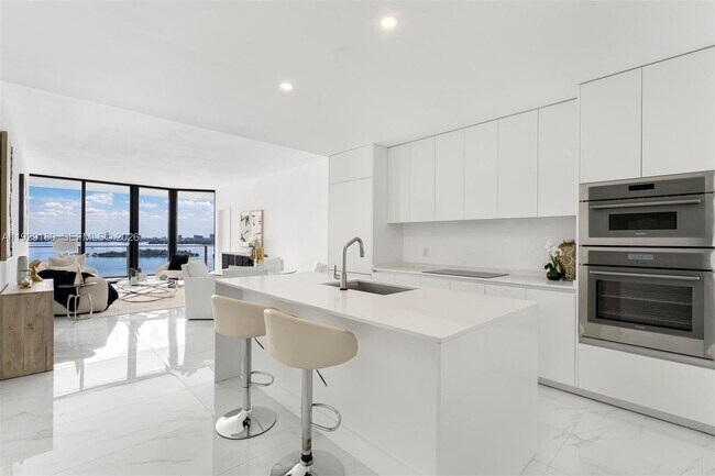 Foto del edificio - 700 NE 24th St