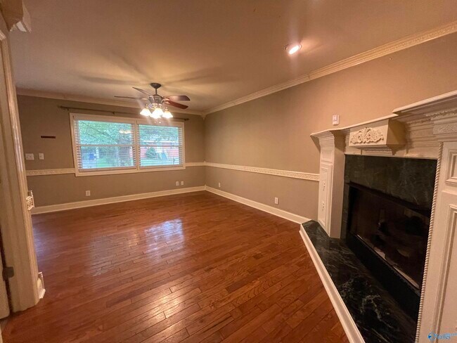 Building Photo - 505 Greenacres Dr NW