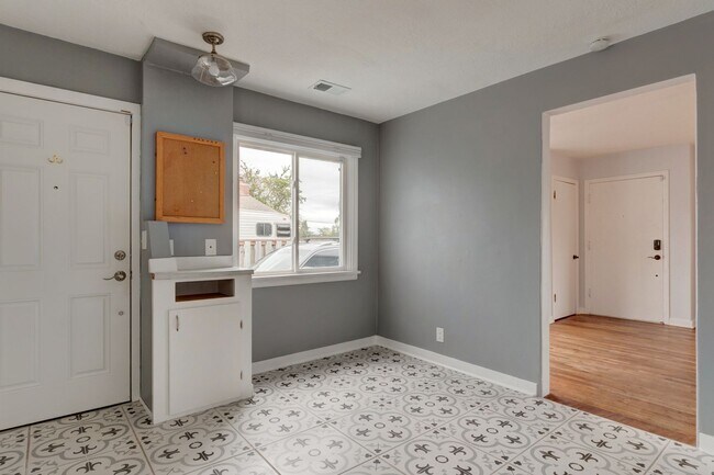 Building Photo - Cozy 2 bed 1 bath home in Oak Harbor