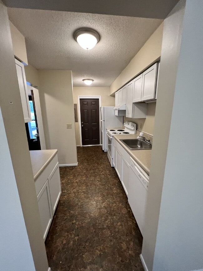 Building Photo - Townhouse For Rent