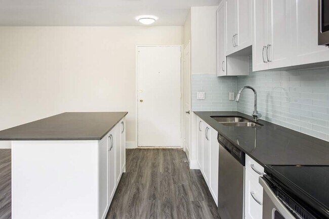 Photo du bâtiment - 2893 & 2897 St Clair Avenue East