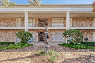 Building Photo - 2201 Fountain View Dr