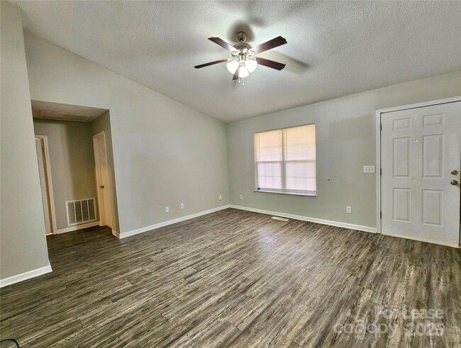 Foto del edificio - 209 Hickory Wood Dr