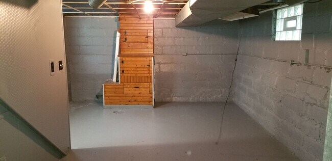 Building Photo - West Park Spring Move In Special - 3 Bedro...