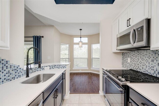Building Photo - 6000-8 Shepherd Mountain Cove