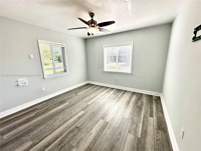 Foto del edificio - 367 NW 153rd St