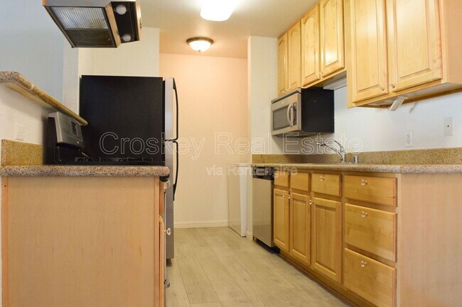 Foto del edificio - 2225 Lakeview Cir