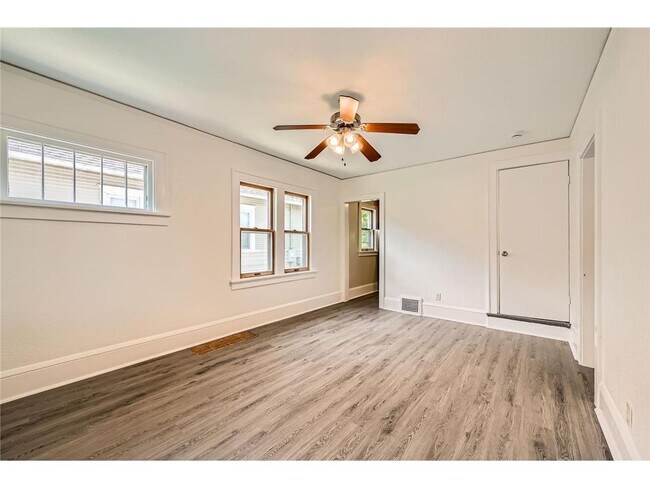 Foto del edificio - 1083 Western Ave N