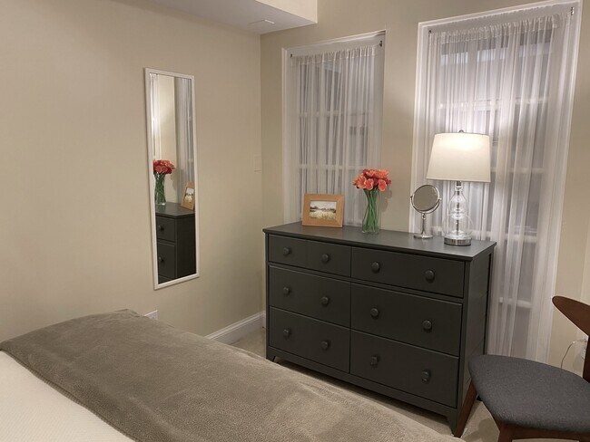 Bedroom (photo 3 o 3) - 719 S Saint Asaph St