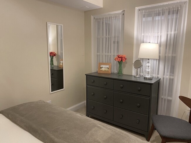 Bedroom (photo 3 o 3) - 719 S Saint Asaph St