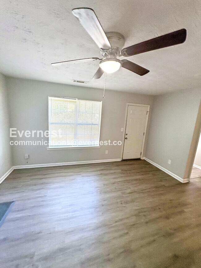 Foto del edificio - 201 Coldsprings Ct