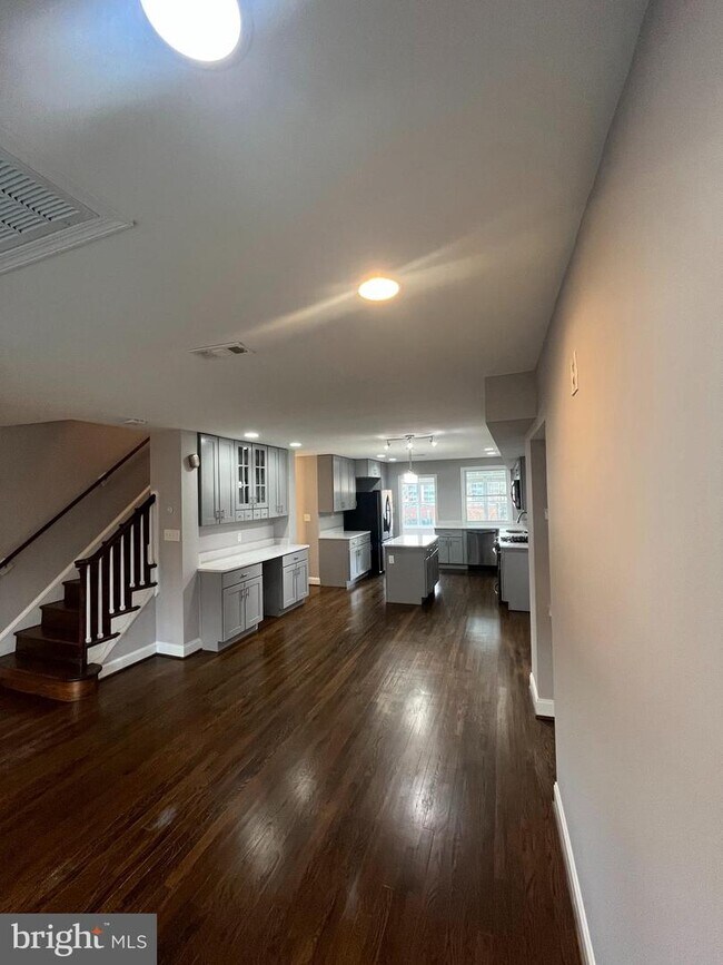 Building Photo - 567 Ingraham St NE