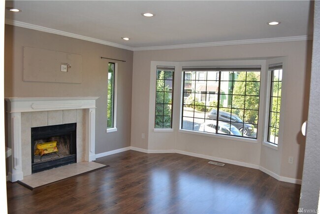 Building Photo - 4 Bed 2.5 Bath SFR Bellevue