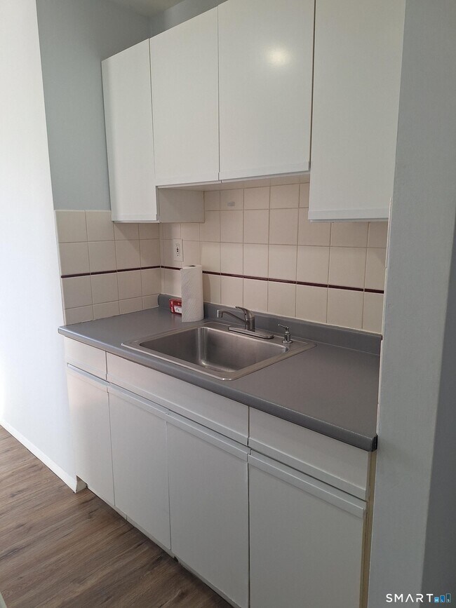 Building Photo - 217 Hollister Ave