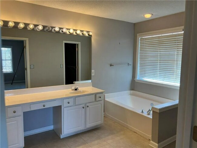 Building Photo - 4030 Ridgefair Dr