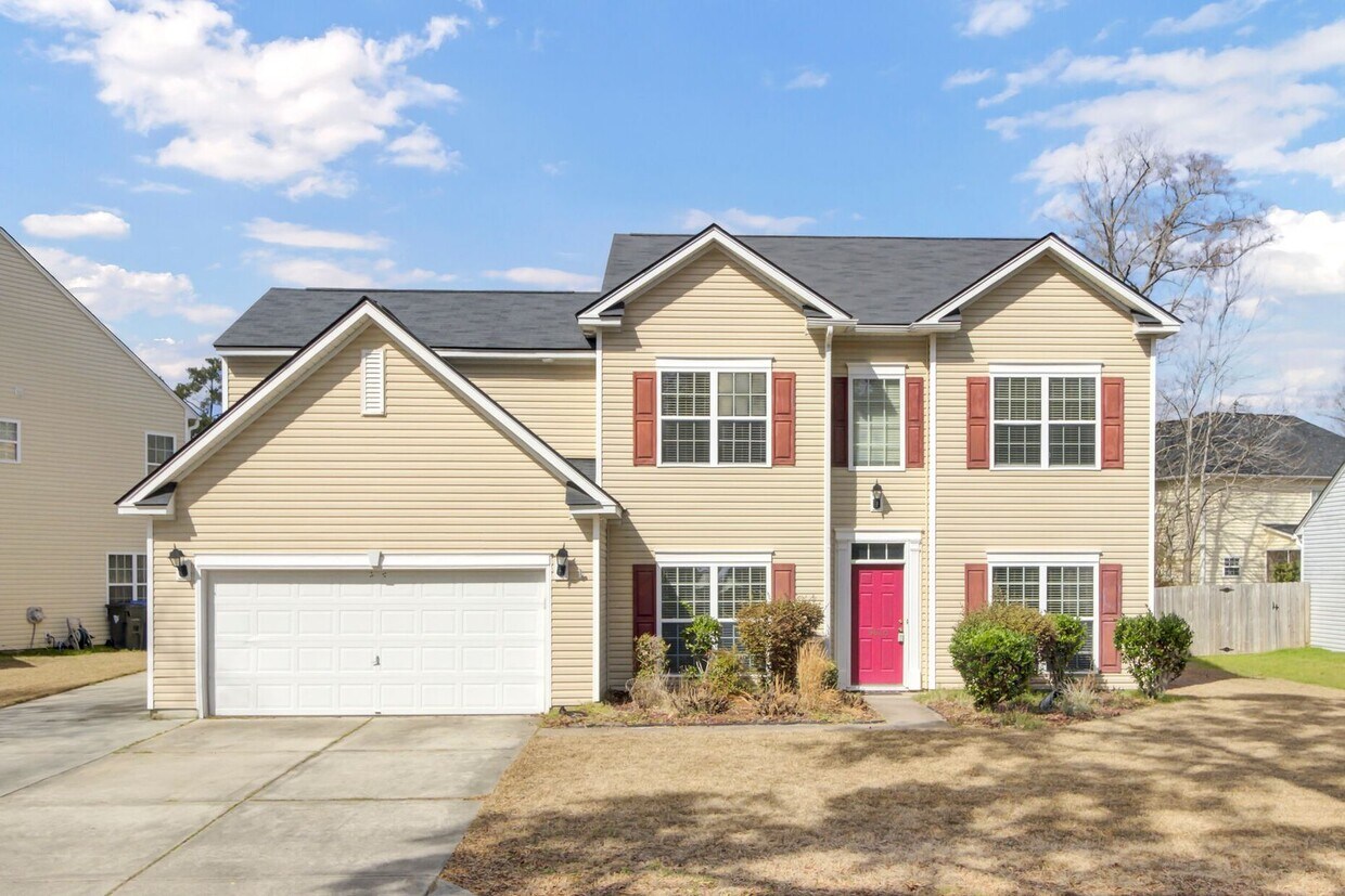 Foto principal - Spacious 5-Bedroom Rental with Dual Master...
