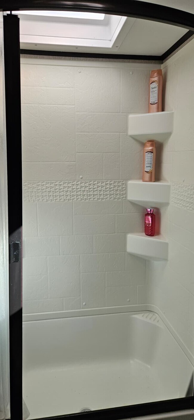 Building Photo - 206 New Iris Ln