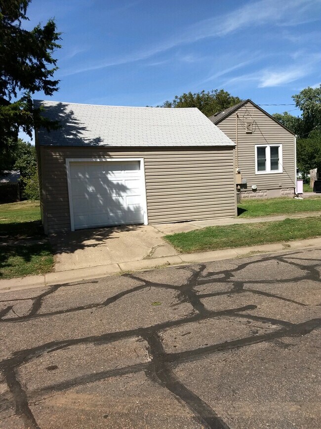 Cochera - 421 S Purdy Ave