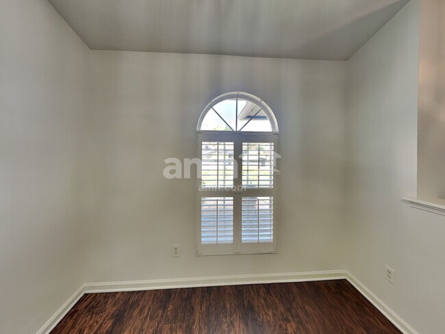 Foto del edificio - 2700 Darwin Ct