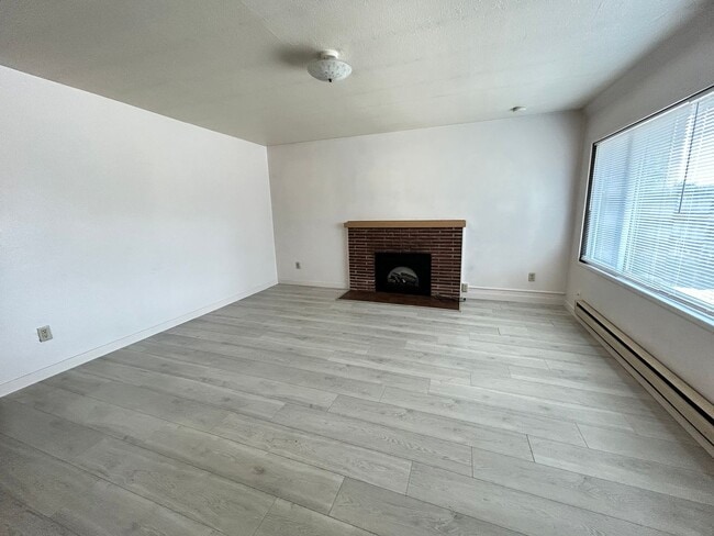 Building Photo - 758 Woodford Ave N