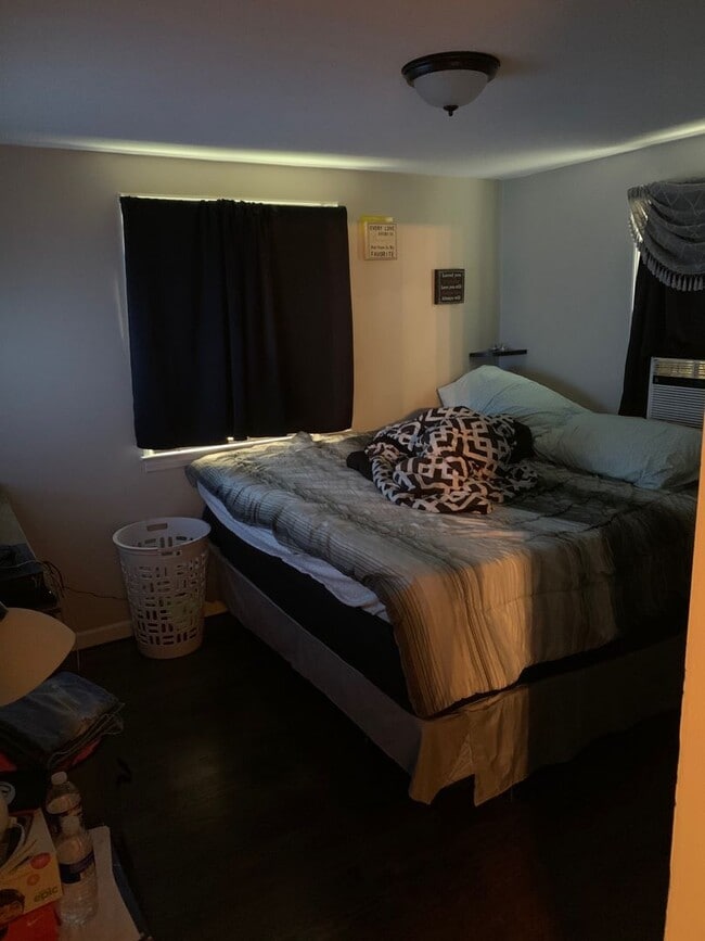 Foto del edificio - 3-4 Bedroom 1 Bath cape with garage in Liverpool Schools