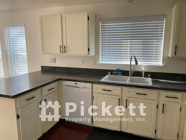 Building Photo - 3 Bedroom house in Bremerton