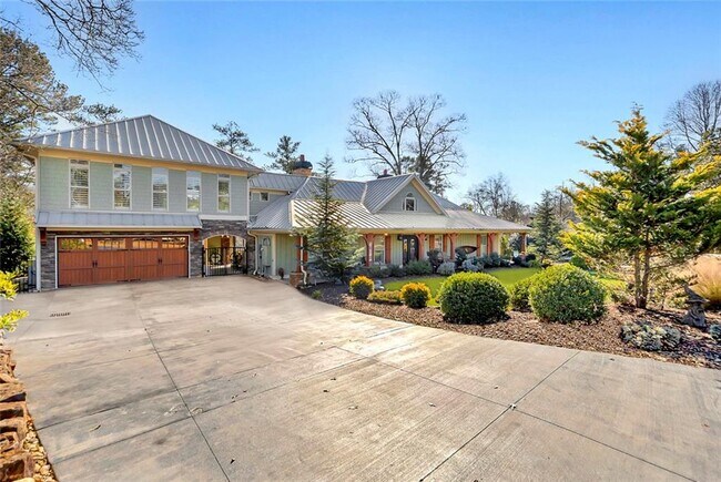 Building Photo - 920 Pine Cir