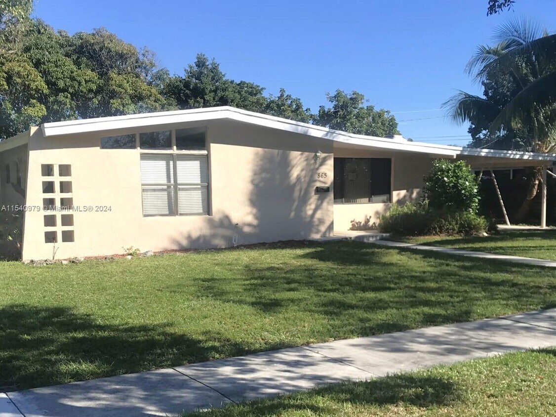 Foto principal - 865 NW 170th Terrace