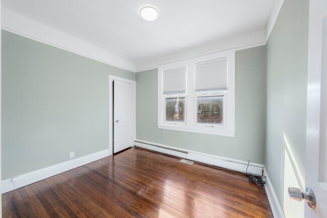 Building Photo - 400 W Elm St