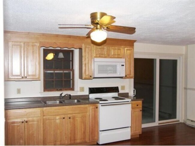 Building Photo - 15 Deerwood Dr