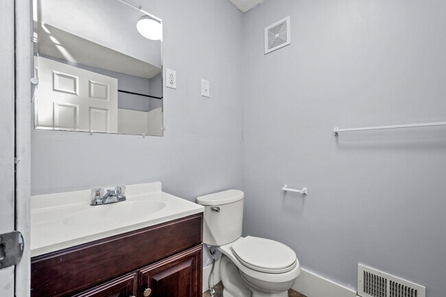 Foto del edificio - Stunning 3 bedroom home in McKees Rocks av...