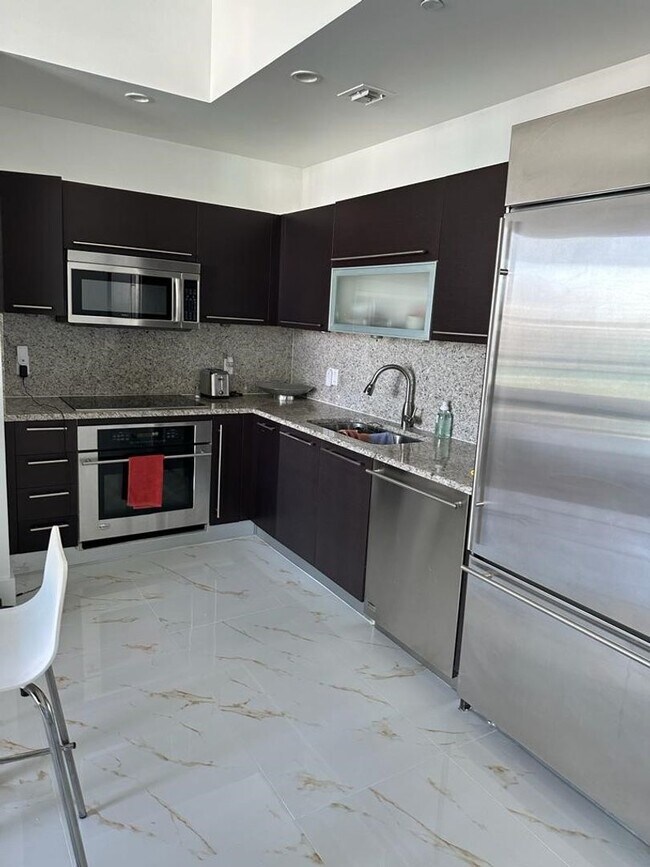 Building Photo - 950 Brickell Bay Dr
