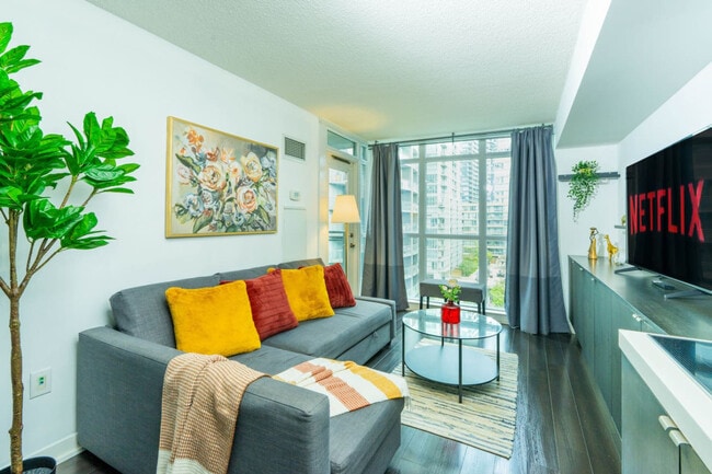 Building Photo - 550 Wellington St W