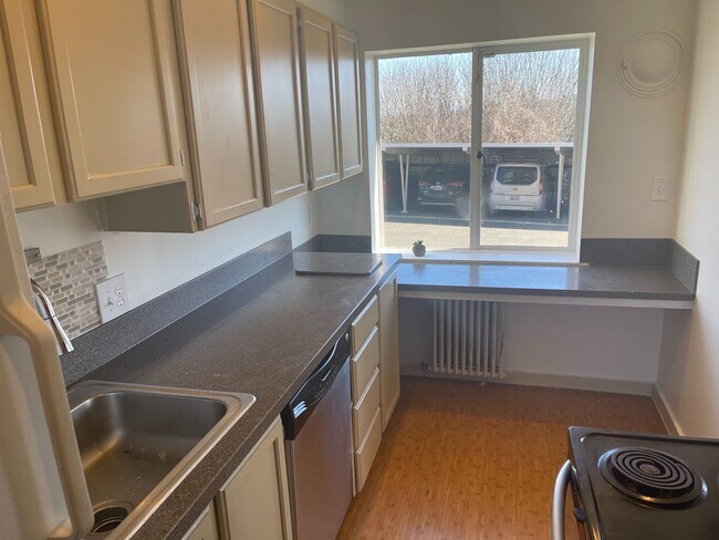 Foto del edificio - Cute and Cozy East Queen Anne Condo with 2 Bedrooms, 1 Bath and 1 Covered Parking Space
