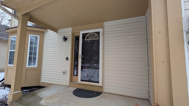 Entryway and front porch - 1617 Norton Creek Blvd