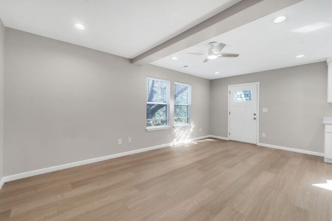 Foto del edificio - Elegant 3 Bedroom, 2.5 Bathroom Duplex with 1-Car Garage in Woodruff $1750/mo rent