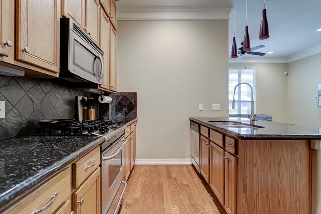 Building Photo - 1530 W 25th St