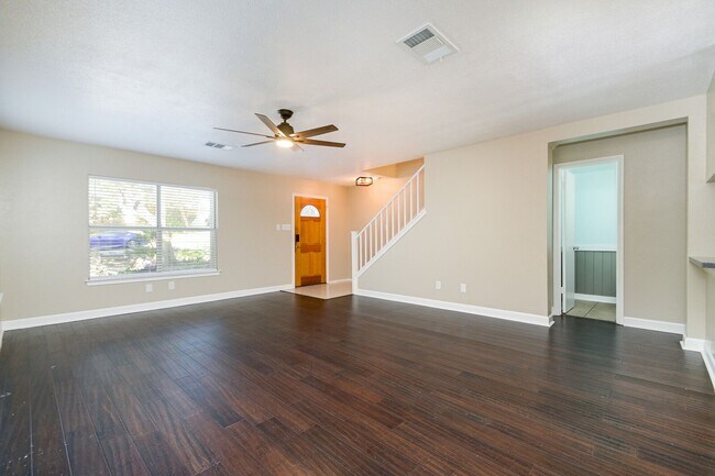 Building Photo - Charming 2 story home!!