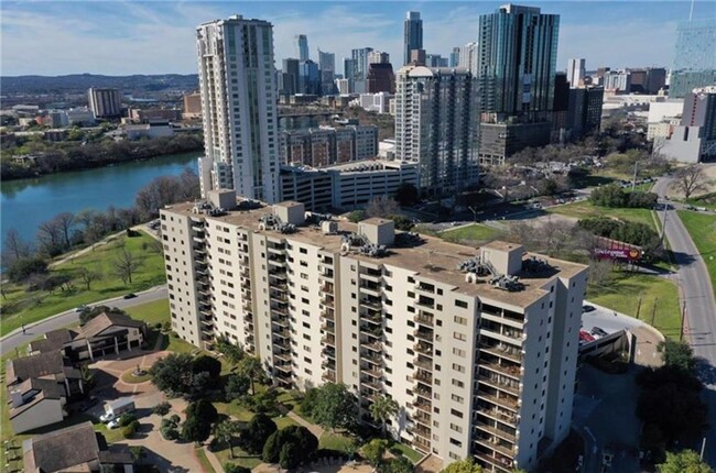 Building Photo - 10th Floor Condo with Downtown View!