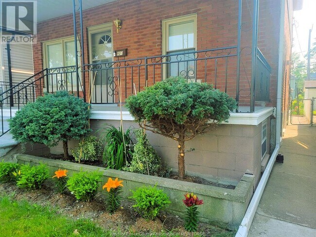 Photo du bâtiment - 907 Gladstone Ave